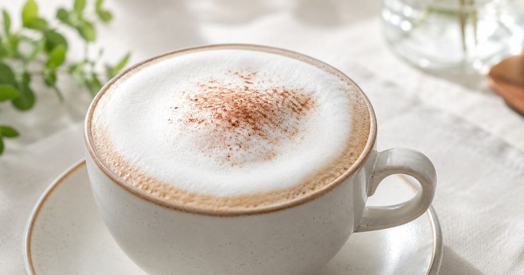 きめ細かなミルク泡をのせたカプチーノ