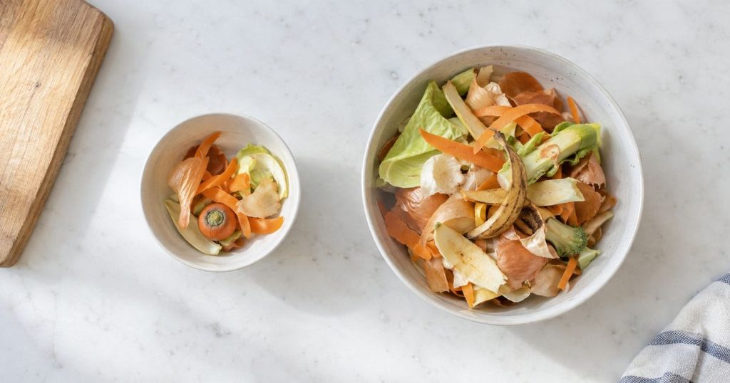 少量と多めの野菜くずを入れた2つのボウル