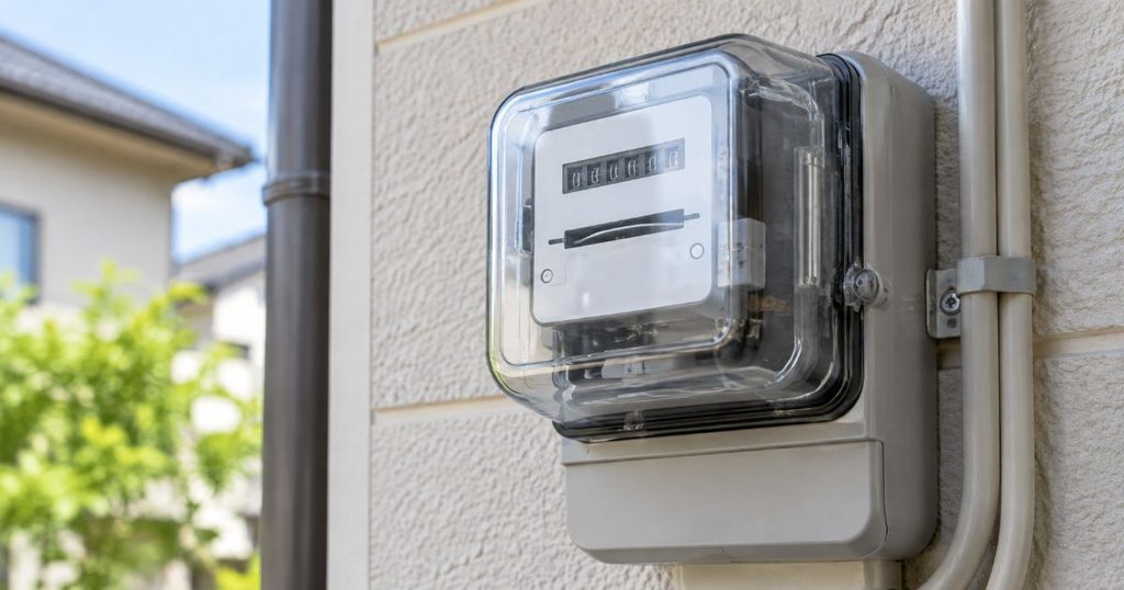 住宅の壁面に設置された家庭用電力量計