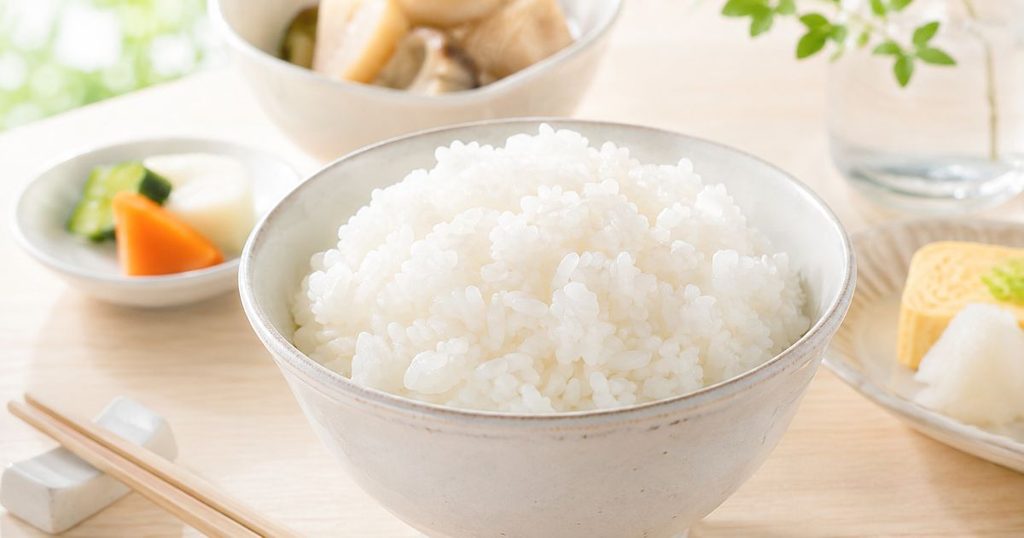 茶碗に盛られたつやのある炊きたての白ごはん