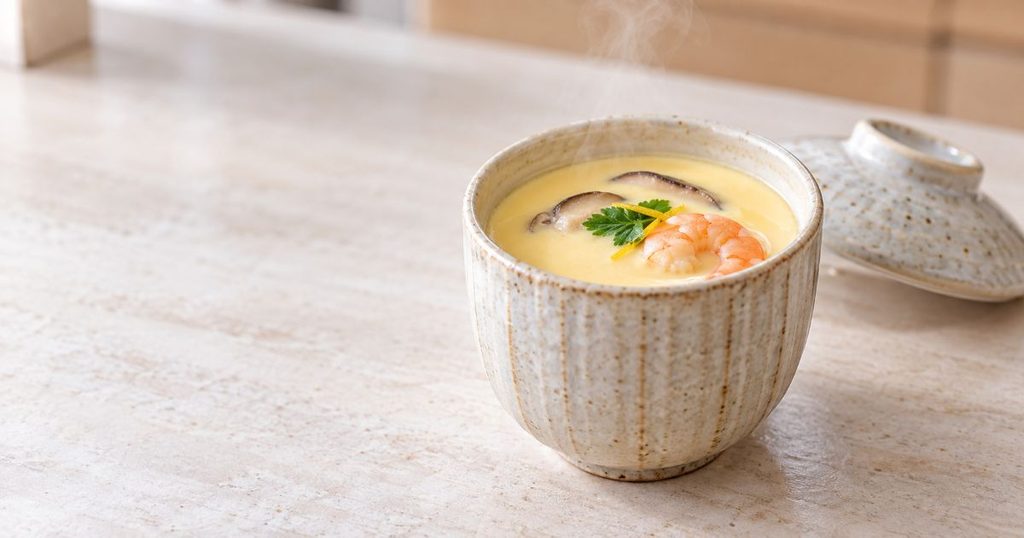 湯気が立つ蒸し上がった茶わん蒸し
