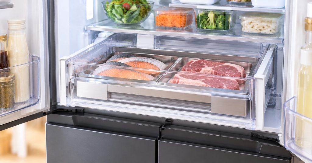 冷蔵室内の真空氷温ケースに魚と肉を保存している様子