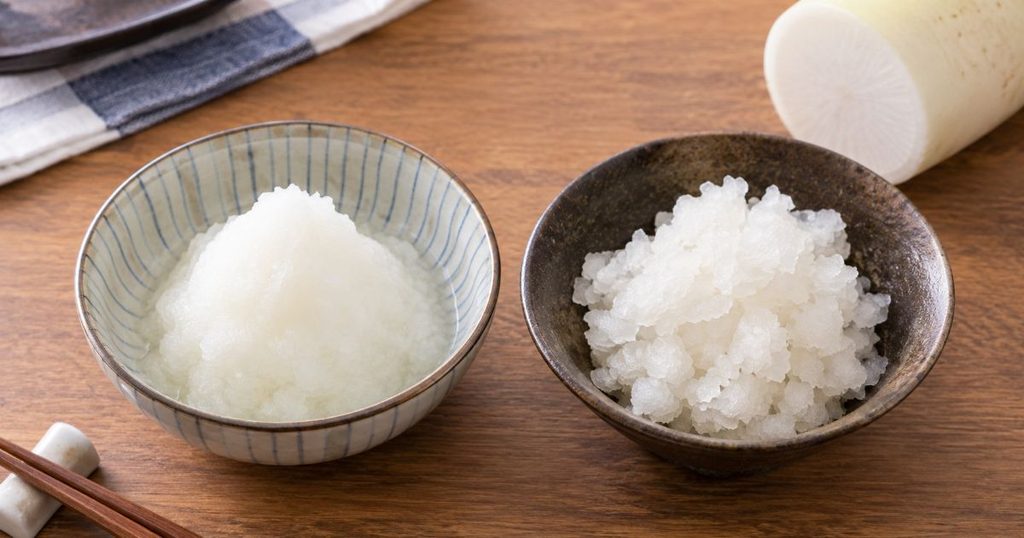 なめらかな大根おろしと粗い鬼おろしを並べた画像