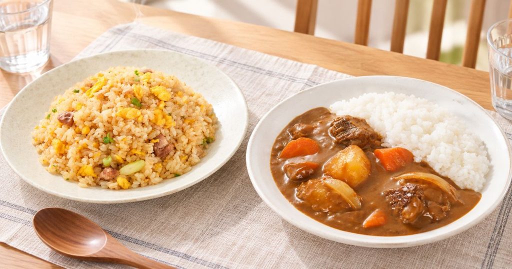 炒飯と無水カレーを並べた料理比較