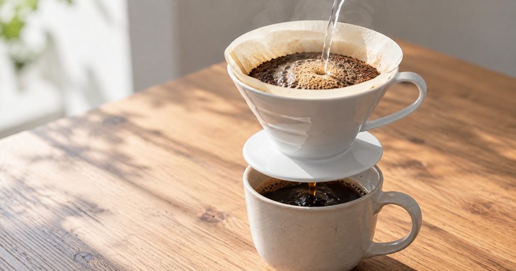 ドリッパーでコーヒーを淹れている様子