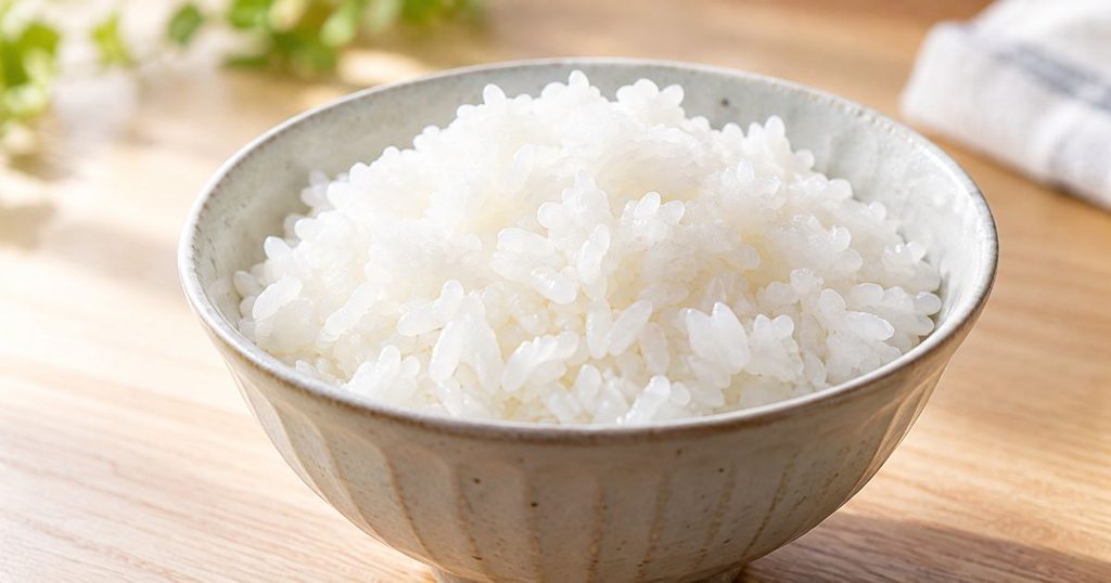 茶碗に盛った炊きたての白ごはん