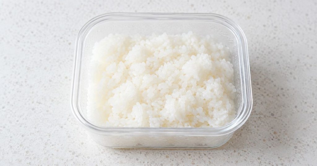 透明な保存容器に入ったご飯