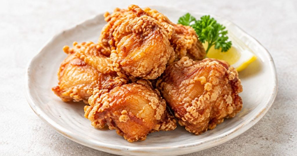 皿に盛り付けたカリッとしたからあげ