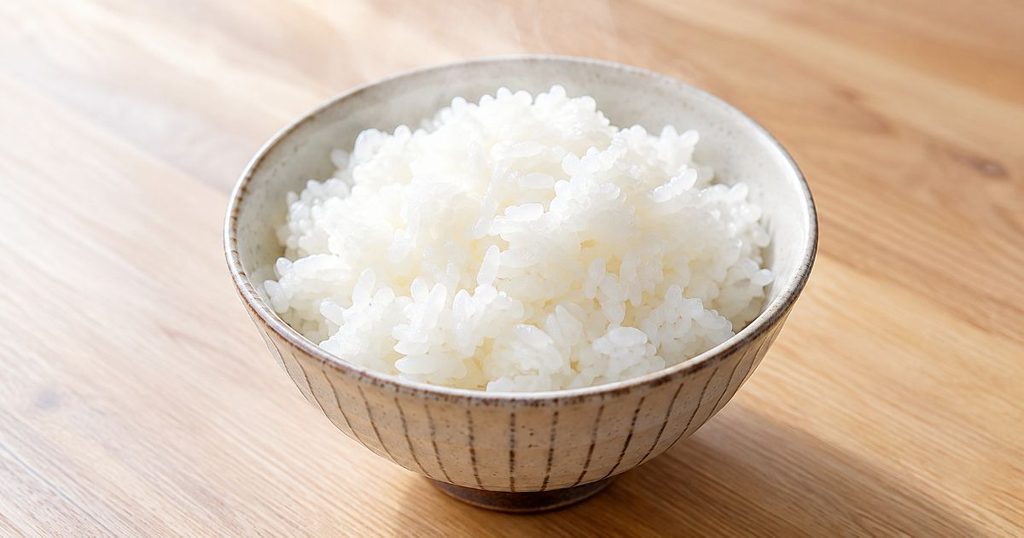 茶碗にふっくら盛られた炊きたての白ご飯