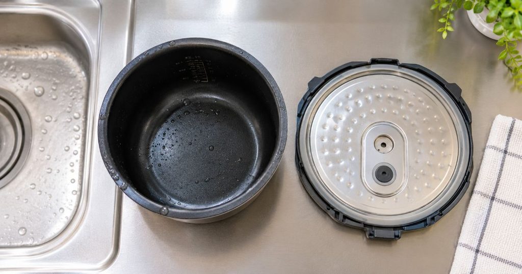 シンク横に並べた炊飯器の内釜と内ぶた
