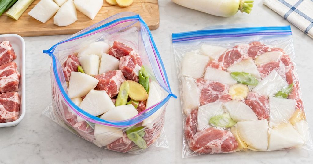 大根と肉を冷凍保存袋に入れて作り置きするイメージ