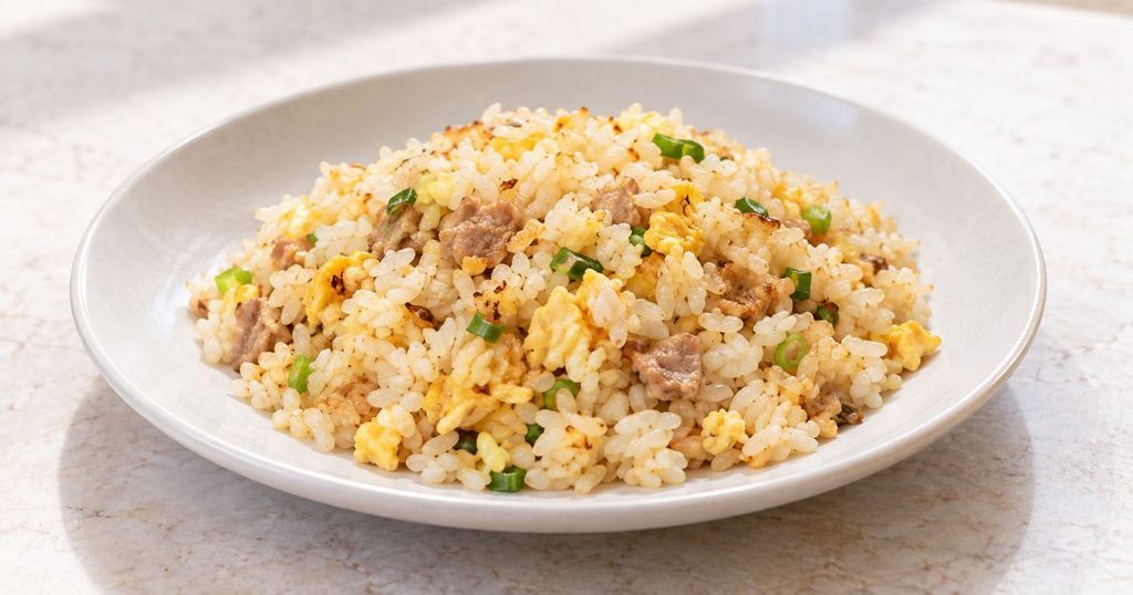 家庭で作った卵と肉入りの炒飯