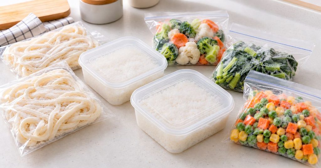 冷凍うどんや冷凍野菜、保存容器の冷凍ご飯を並べた様子