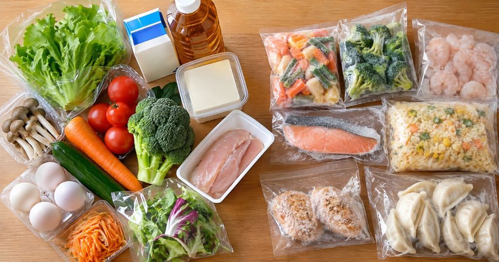 冷蔵用の生鮮食品と冷凍食品を分けて並べた様子