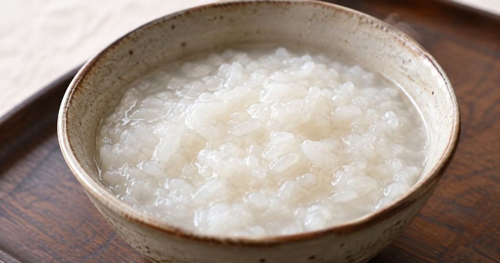 米粒の形が残ったおかゆを器に盛った様子