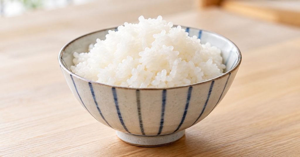 	茶碗に盛った炊き立ての白ご飯