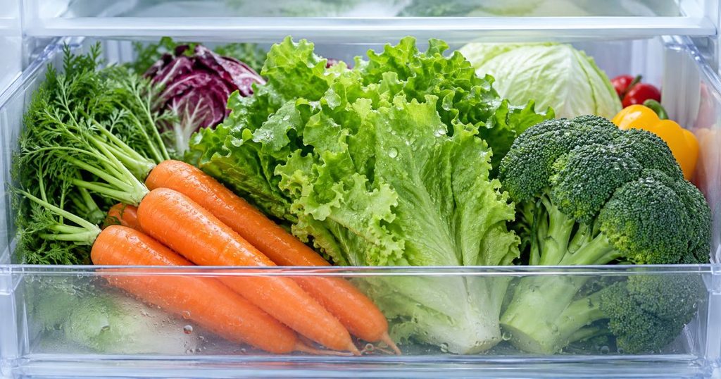 野菜室にみずみずしい野菜を収納した様子