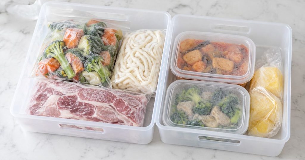 冷凍食品と作り置きを収納ケースに整理した様子