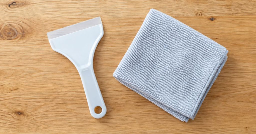テーブルに置かれた霜取り用のヘラと布巾